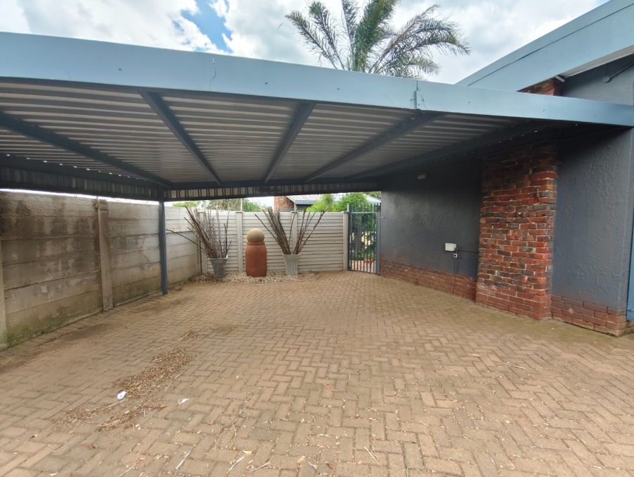 To Let 3 Bedroom Property for Rent in Fleurdal Free State